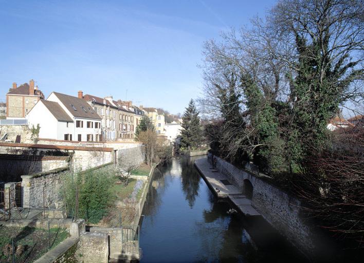 Maisons en bordure de l'Almont, vues depuis le pont Saint-Liesne.