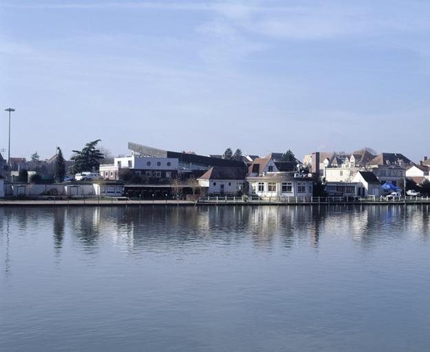 La 'plage', vue depuis la rive nord de la Seine.