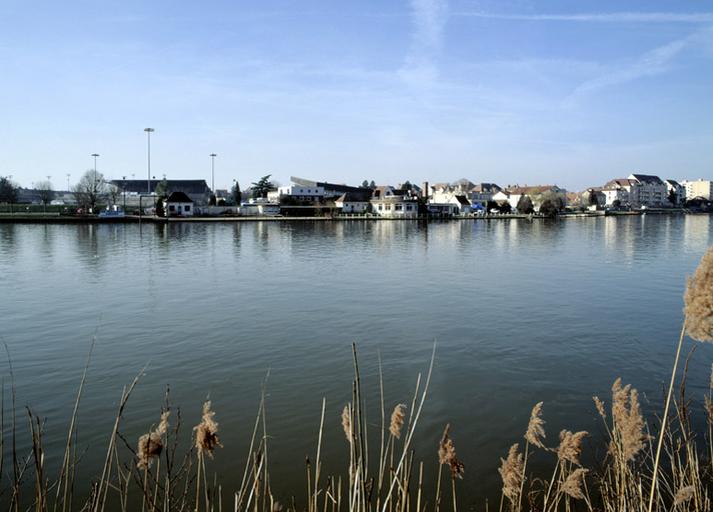 La rive sud de Melun, au niveau du stade, vue depuis l'autre rive de la Seine.