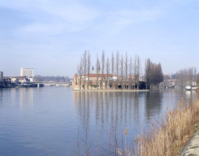 Vue générale de Melun, depuis l'est : au centre, l'île Saint-Etienne avec la maison centrale et les tours de Notre-Dame ; à gauche, le pont De Lattre de Tassigny et la cité administrative.