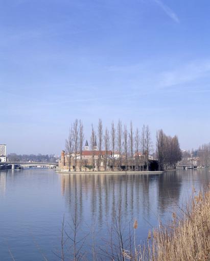 Vue générale de Melun, depuis l'est : l'île Saint-Etienne et les ponts sur la Seine.