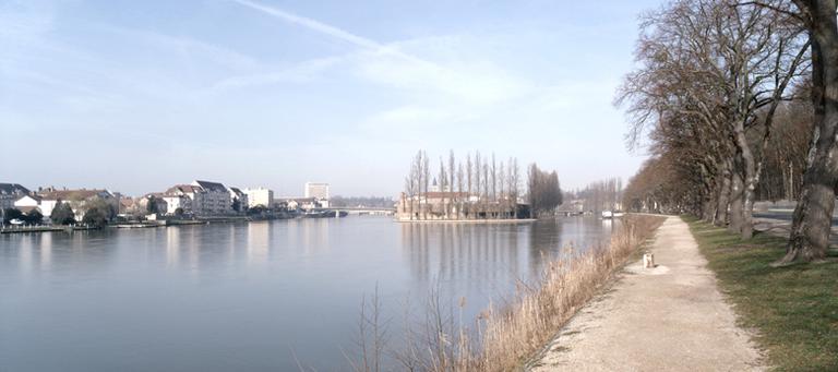 Vue générale de Melun, depuis l'est (route de Vaux-le-Pénil, en bord de Seine).