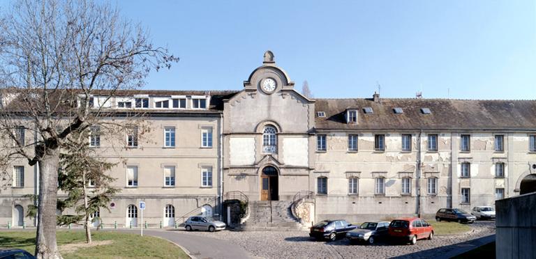 Façade du corps de bâtiment ancien (couvent des Récollets et ses prolongements).