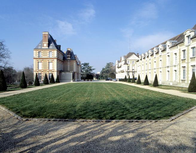 Vue d'ensemble, depuis l'est : à gauche, l'ancien logis abbatial (aujourd'hui préfecture) ; au premier plan à droite, l'hôtel du département.