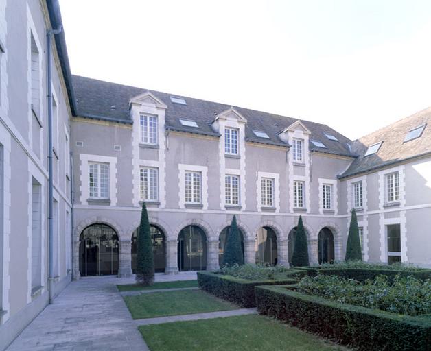 La cour occidentale de l'hôtel du département, vue depuis l'angle nord-est. L'élévation sud conserve l'arcade de l'ancien cloître de l'abbaye Saint-Père.