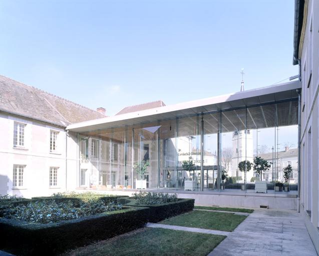 La cour occidentale de l'hôtel du département, vue depuis l'angle sud-est. Le hall en verre de Reichen et Robert (2000) clôt la cour vers le nord.