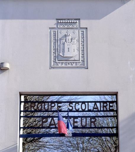 Détail de la façade : armes de la ville de Melun.