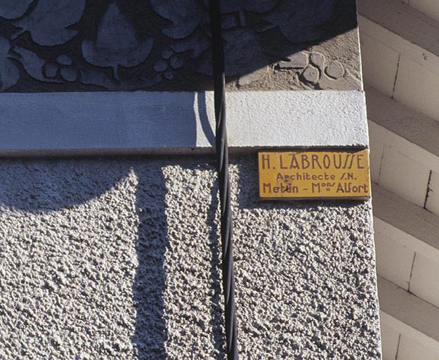 Détail de la maison, 28 rue de Trois-Moulins: la plaque d'architecte (H. Labrousse).