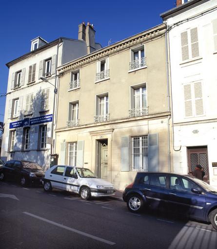 Maison de ville à corniche denticulée, 14 rue Saint-Barthélémy.