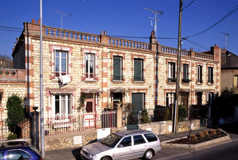 Maisons en série aux n° 34-40 du boulevard Aristide-Briand, début du 20e siècle.