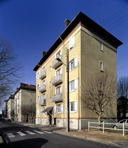 Vue générale depuis l'est : le premier immeuble est au n°7 de la rue Lebon.