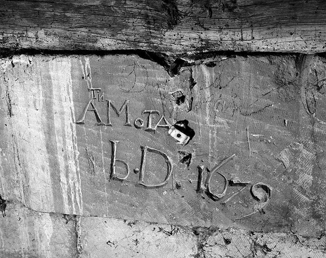 La charpente du vaisseau central : inscription datée '1679' au sommet du mur gouttereau sud.