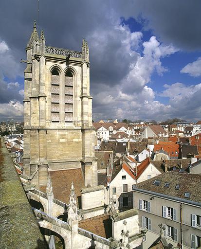 Vue du clocher et du bas-côté nord, depuis la balustrade couronnant le vaisseau central.