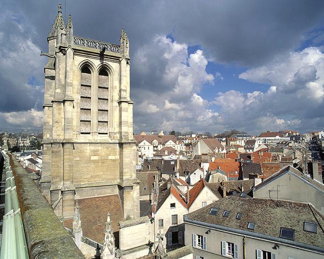 Vue prise depuis la balustrade couronnant le vaisseau central, du côté nord : le clocher de Saint-Aspais et la vieille ville.