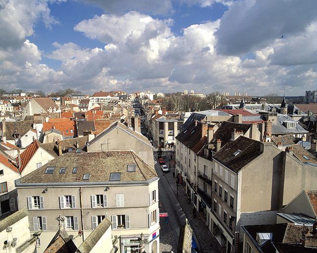 Les toits du quartier Saint-Aspais : vue prise depuis la balustrade couronnant le vaisseau central de l'église Saint-Aspais, côté nord. La rue visible sur la photo est l'axe principal de la vieille ville.