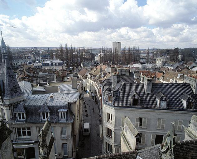 Vue plongeante sur la rue du Presbytère, depuis le sommet de l'église Saint-Aspais.