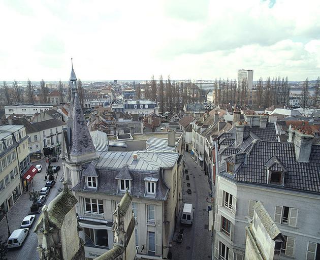 Panorama vers le sud, depuis la balustrade sommitale de l'église Saint-Aspais : vue plongeante sur la rue Saint-Aspais et la rue du Presbytère.