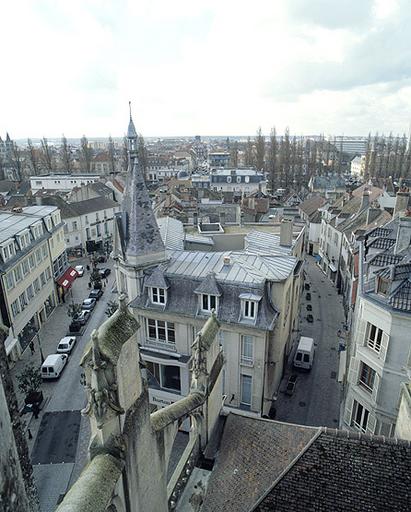 Panorama vers le sud, depuis la balustrade sommitale de l'église Saint-Aspais : vue plongeante sur la rue Saint-Aspais et la rue du Presbytère. Au premier plan, arc-boutant et toiture de la chapelle sud-est de Saint-Aspais.