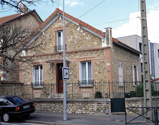 Petit pavillon 29 rue Armand-Cassagne (à l'angle de la rue Dajot), dans le lotissement des anciennes casernes Saint-Ambroise. En façade est apposée la plaque : 'VERON fils, ent. de maçonnerie, 6 rue Gatelliet'.