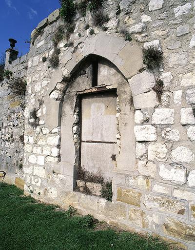 Vestiges des fortifications, sur la rive sud de l'île Saint-Etienne : détail d'une poterne.