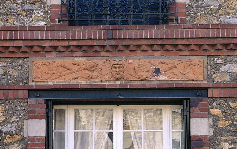 Détail de la maison, 8 rue Barbazan : frise en céramique au-dessus de la fenêtre du rez-de-chaussée, signée 'Trezel'.
