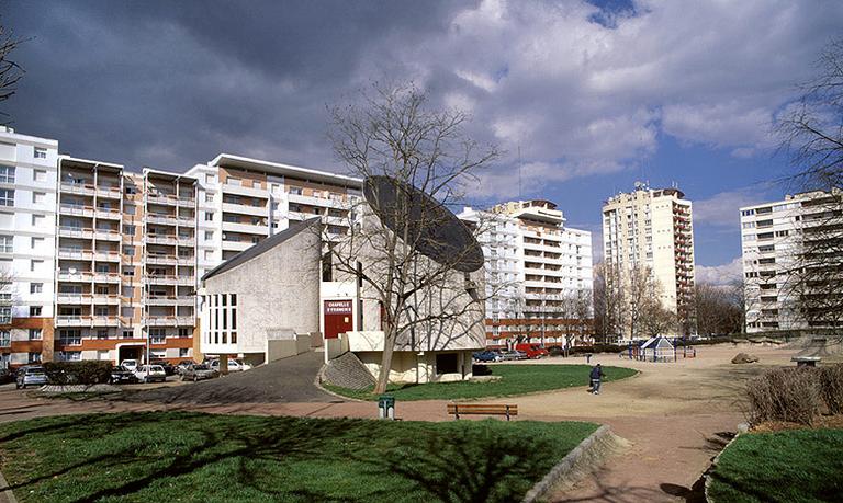 Vue générale de la place s'étendant entre les rues Paul-Valéry, Geroges-Bernanos et l'avenue du Maréchal Juin, avec la chapelle Saint-François.