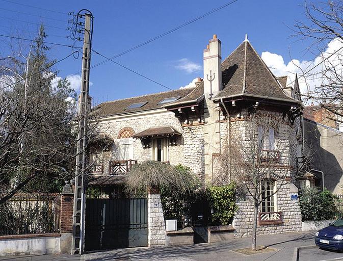 Maison, 4 rue de Ponthierry. Les élévations jouent sur la polychromie des matériaux laissés apparents et sur le décrochage des toitures.