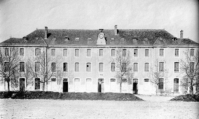 Le bâtiment nord, en bordure du quai de Seine : façade sud.