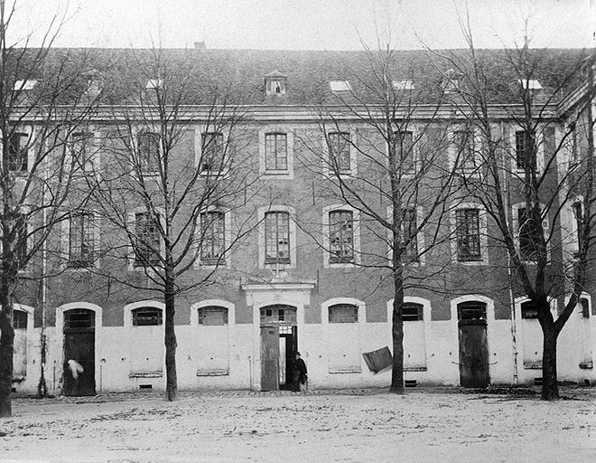 Bâtiment servant au logement des troupes.