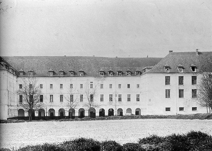 Bâtiment servant au logement des troupes.