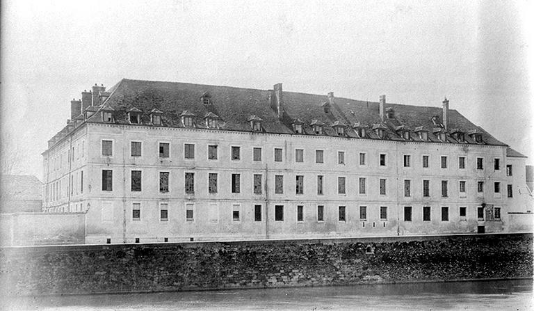 Le bâtiment nord, en bordure du quai de Seine : façade nord.