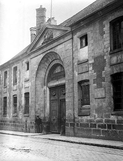 Le portail ouest, sur la rue Saint-Ambroise.