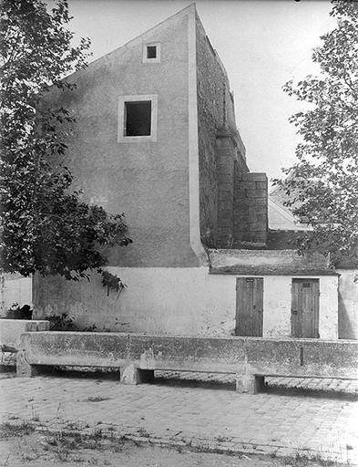 'Derniers vestiges de l'église Saint-Ambroise dans la rue des Casernes. Contreforts et fragments de murs (1905).'