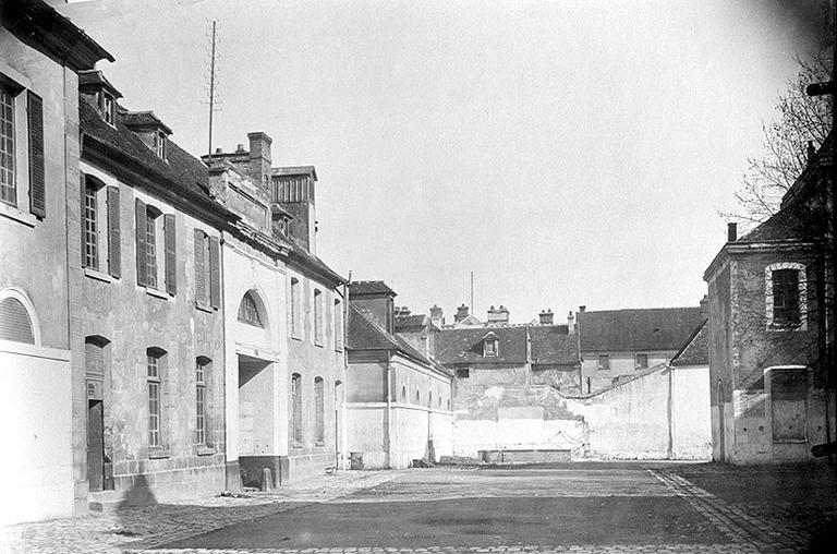 'Première cour intérieure'. On voit ici le revers de la façade de la caserne, rue Saint-Ambroise, dans sa partie nord.