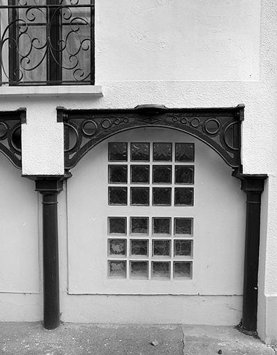 Détail des arcs en fonte de la façade.