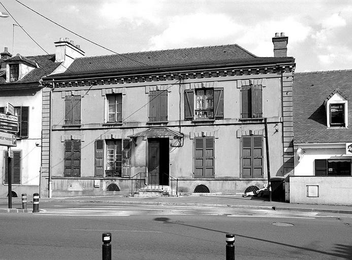 Maison, 2 rue des Trois-Moulins. Le décor de la façade reste fidèle à l'enduit et au style néo-classique (corniche, pilastres latéraux imitant la pierre de taille). Les larges soupiraux éclairent un niveau semi-enterré qui bénéficie de la déclivité du terrain vers l'Almont (côté cour).