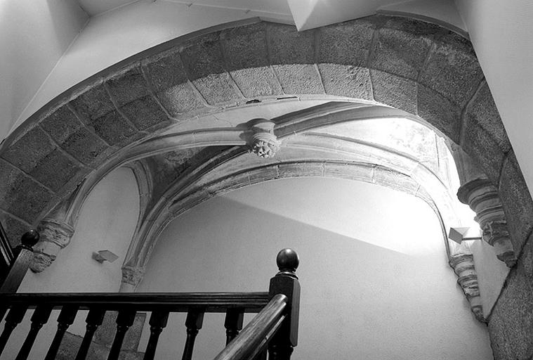 Arcade Renaissance, vestige de l'ancien hôtel-Dieu Saint-Jacques, en remploi au 4 rue Carnot. Vue d'ensemble, depuis l'escalier.