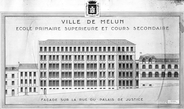 Projet de Félix Boutron, lauréat du concours organisé par la Ville de Melun pour la construction d'un groupe scolaire sur le site du théâtre, au 37-39 rue du Général de Gaulle (emplacement abandonné en 1931). Façade sur la rue du Palais de Justice (actuelle rue du Général-de-Gaulle).