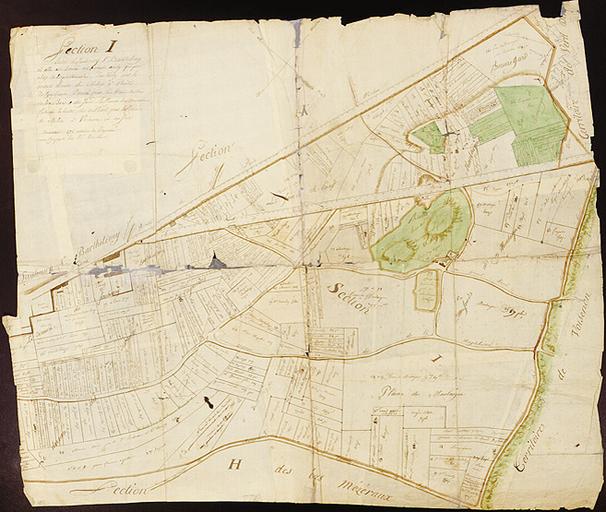 Section I, entre le faubourg Saint-Barthélemy où elle est bornée au levant ainsy que par celuy du Département, du Midy par le grand chemin de Melun à Paris, du couchant bornée par les terres de Verd et les bois du Jard, le chemin les bordant faisant la limitte, et du Nord par le chemin de Melun à Voisenon et au Jard.