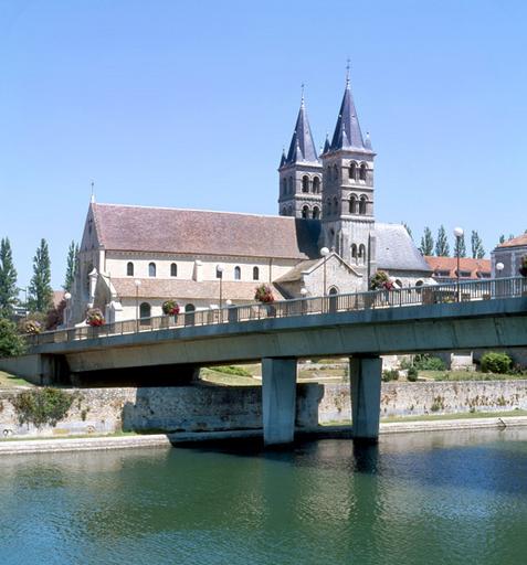 Vue générale, depuis le sud-ouest, en 2004 (après restauration de la nef par J. Moulin). Au premier plan, le pont de Lattre de Tassigny.