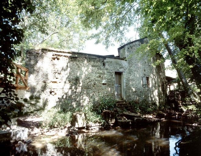 Vue générale d'un des anciens moulins du hameau de Trois-Moulins, depuis l'Almont. Cet édifice se trouve sur la commune de Maincy (le hameau est à cheval sur trois communes limitrophes).