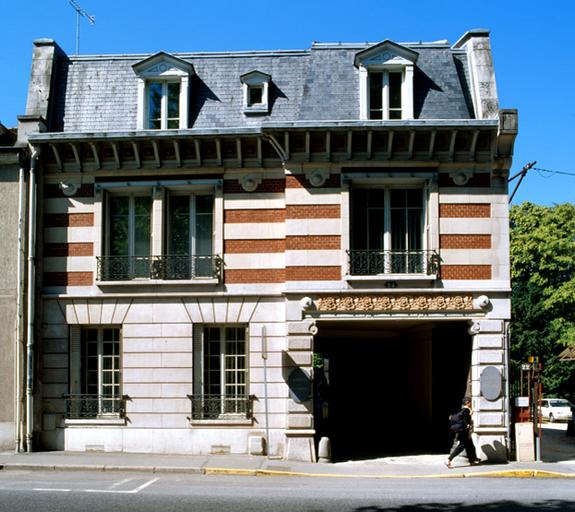 Cette maison, 24 boulevard Chamblain, se signale par le soin apporté à son décor : enduit fausse-pierre en rez-de-chaussée, imitation brique et pierre à l'étage, et carreaux de céramique au linteau de la porte cochère.