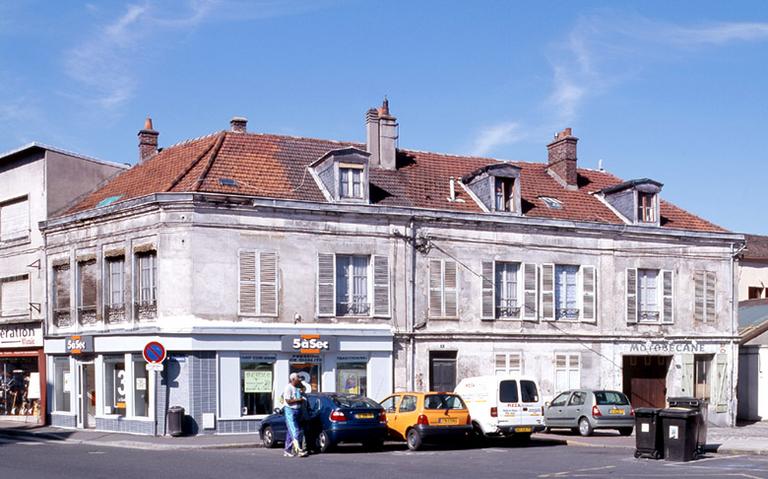 Immeuble du 19e siècle, 4 rue Saint-Ambroise : vue d'ensemble. La hauteur est moindre que dans le tissu urbain plus dense de la rive nord, mais l'immeuble combine les fonctions d'habitat et d'activité économique (boutique et atelier).