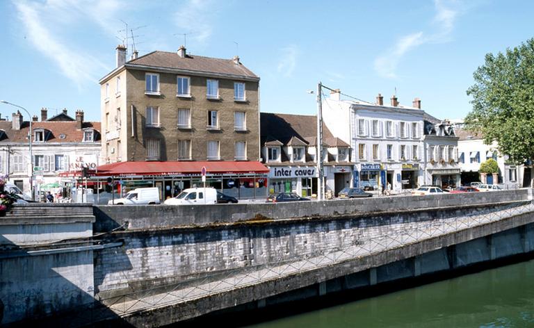 La rive sud de Melun : vue sur le quai Hippolyte Rossignol, depuis le pont du Maréchal Leclerc.