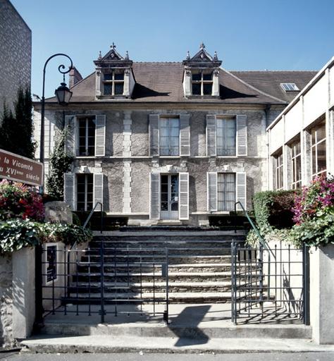 Façade de l'hôtel de la Vicomté (aujourd'hui musée municipal), vue depuis le quai de la Courtille.