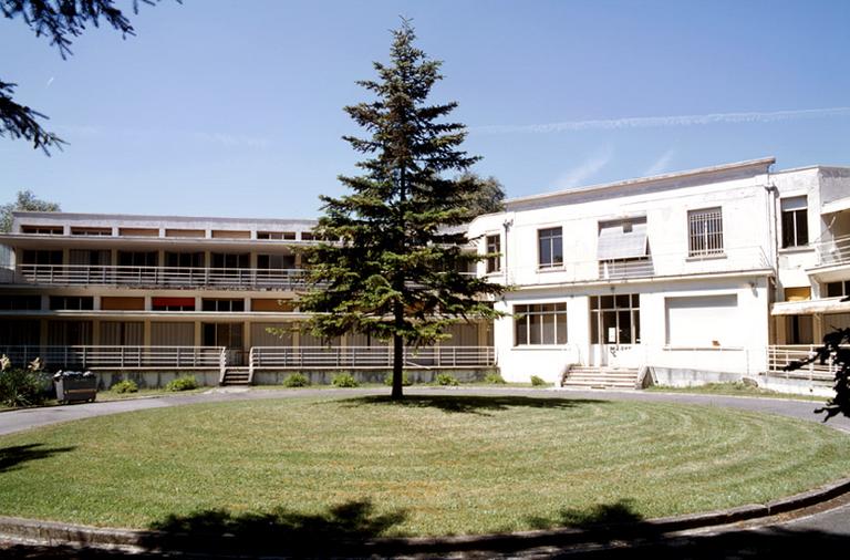 Le sanatorium : aile ouest et partie centrale.