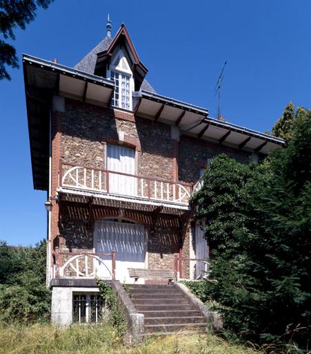 Villa donnant sur une impasse, rue du Général-de-Gaulle, face au collège Jacques-Amyot.