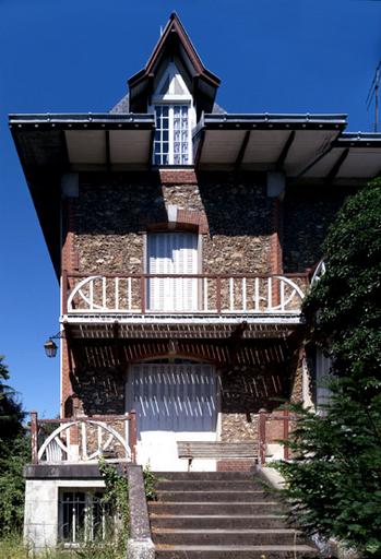 Villa donnant sur une impasse, rue du Général-de-Gaulle, face au collège Jacques-Amyot : vue du perron.