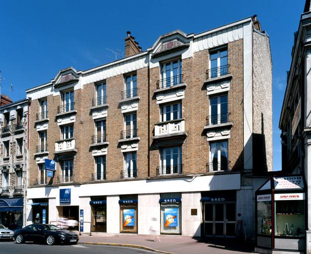 Immeuble de l'entre-deux-guerres, aux 33-35 rue Saint-Ambroise (angle sud-ouest du lotissement).