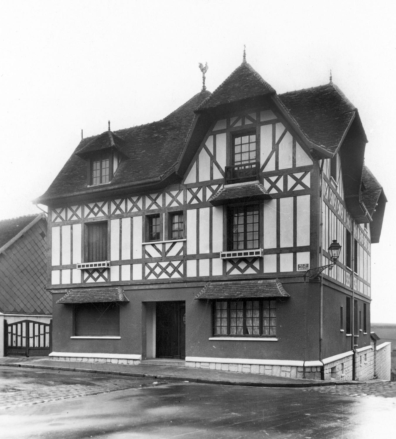 Vue de la "maison normande" formant quatre logements de fonction. 2e moitié XXe siècle.